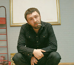 Сергей Шнуров с сигаретой. портрет, 2007 год