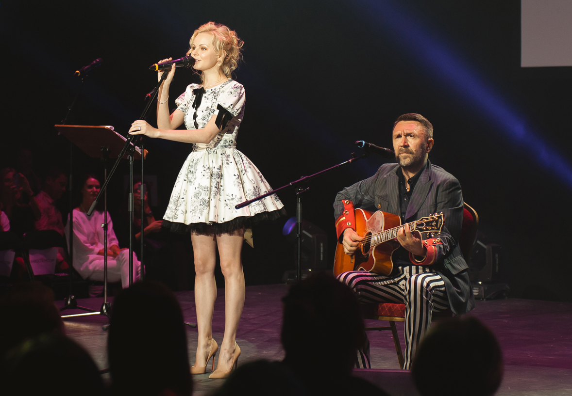 Сергей Шнуров и Алиса Вокс исполняют песню "Молитвенная" (Бог, ты что оглох). 8 июня 2015 года