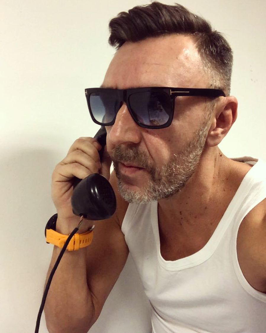 Сергей Шнуров у телефона в солнцезащитных очках. 2018 год