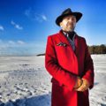 Сергей Шнуров в красном пальто и шляпе на берегу Финского залива. Зима, 2015 год