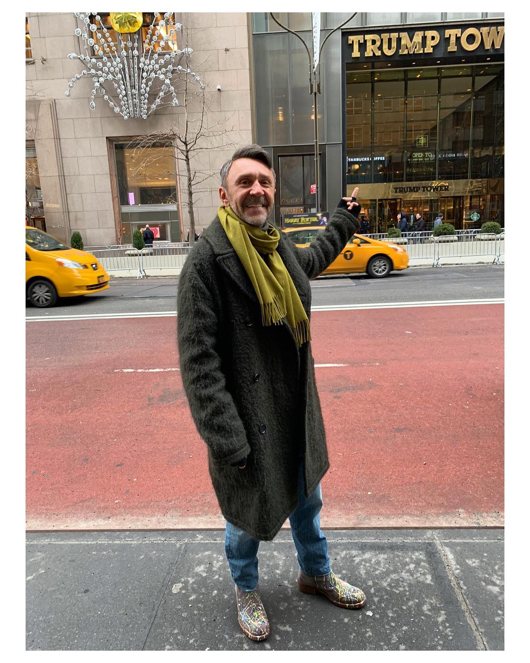 Сергей Шнуров в пальто в Нью-Йорке на фоне здания Trump Tower. 2019 год