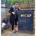 Сергей Шнуров роется в мусоре на помойке. Смешное прикольное фото, 2015 год