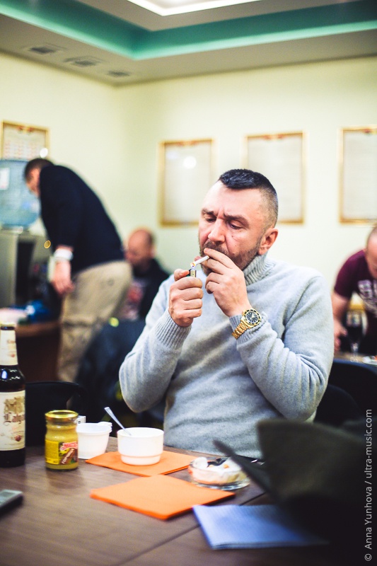 Сергей Шнуров с сигаретой. Минск, 2014 год