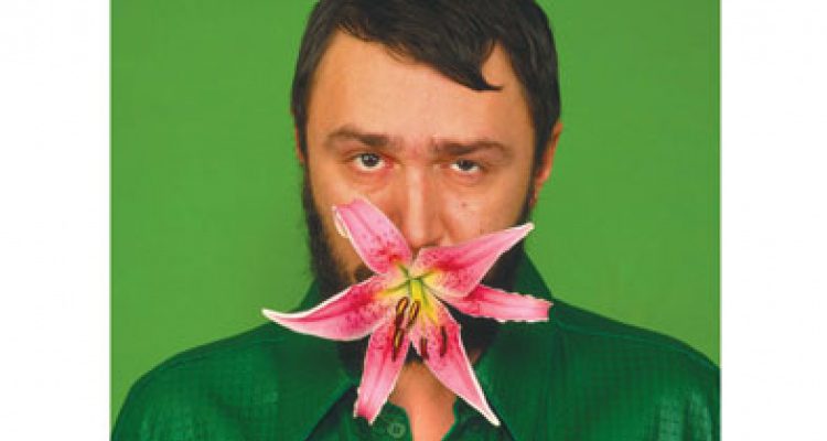Сергей Шнуров с цветком, портрет, 2008 год