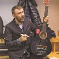 Сергей Шнуров оставил автограф на гитаре. Фестиваль Чартова Дюжина 2014 год