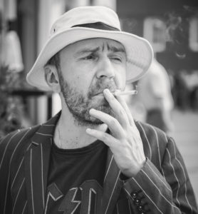 Сергей Шнуров курит, в шляпе и с сигаретой. 2015 год, портрет, черно-белая фотография