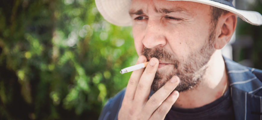 Сергей Шнуров курит, в шляпе и с сигаретой. 2015 год.