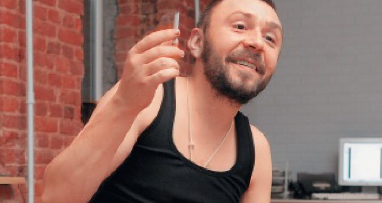 Сергей Шнуров с сигаертой курит, портрет, 2005 год