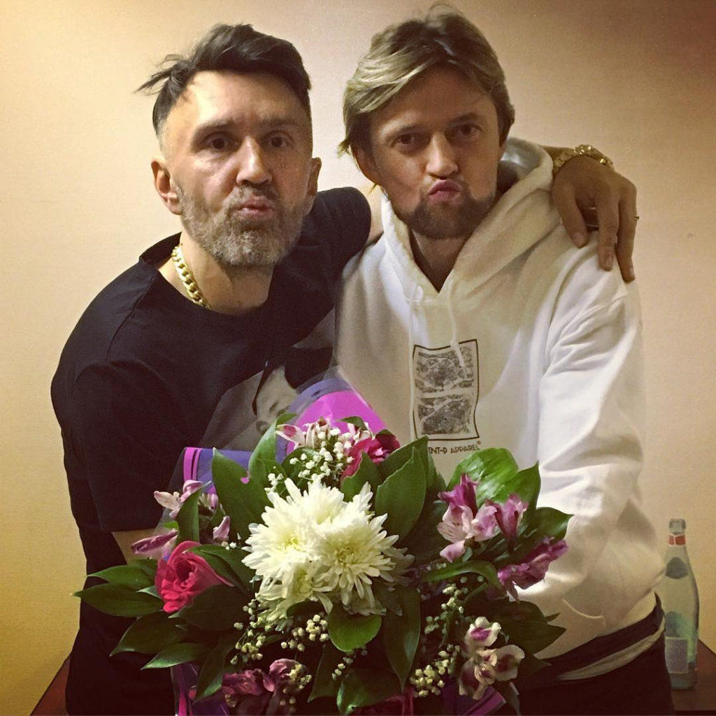 Анатолий Тимощук и Сергей Шнуров 2017 год. Портрет, с букетом цветов