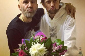 Анатолий Тимощук и Сергей Шнуров 2017 год. Портрет, с букетом цветов
