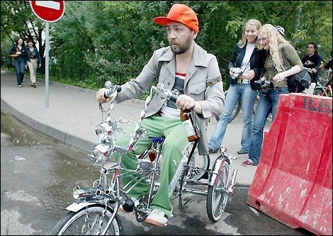 Сергей Шнуров на велосипеде. 2003 год
