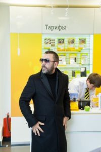Сергей Шнуров покупает iPhone 6 в первую ночь продаж в салоне Билайн (Санкт-Петербург)