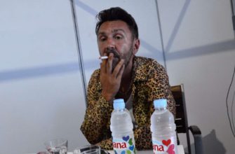 Сергей Шнуров на фестивале Sziget 2016 год. Курит сигарету
