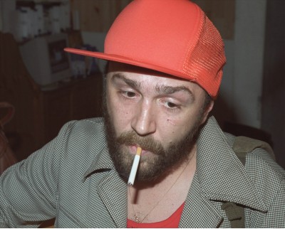 Сергей Шнуров курит. 2004 год. Портрет с сигаретой в кепке