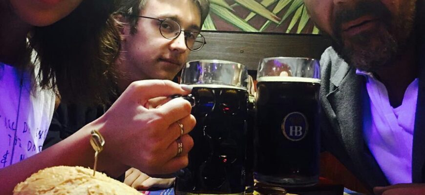 Сергей Шнуров пьёт пиво в баре со своими детьми