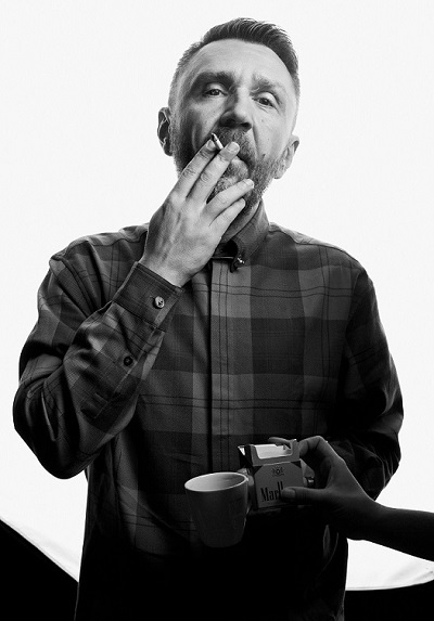 Сергей Шнуров курит, портрет