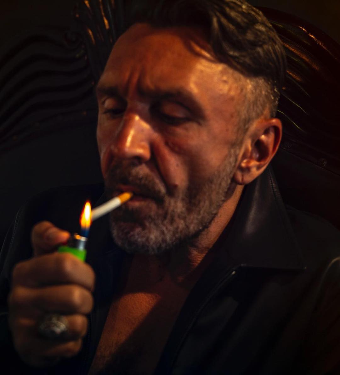 Сергей Шнуров курит сигарету. Портрет, 2018 год