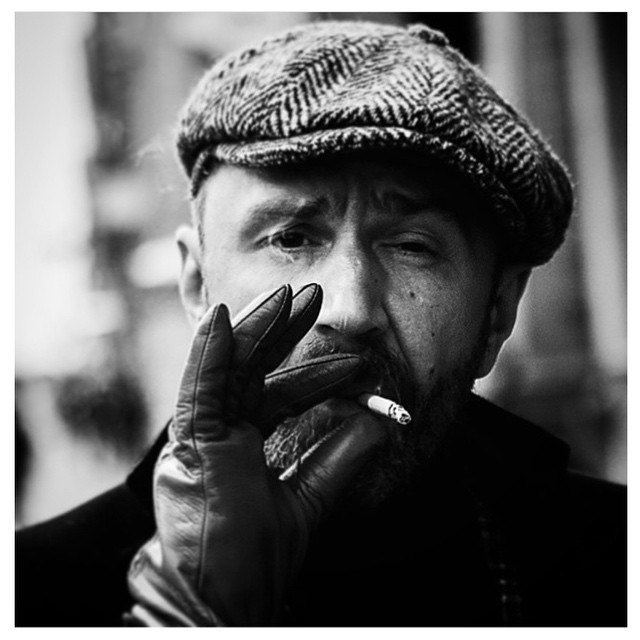 Сергей Шнуров курит. 2015 год, портрет, Сергей Шнуров с сигаретой