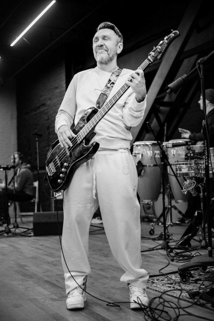 В начале карьеры Сергей Шнуров играл в группе именно на басу. И на репетициях, в процессе придумывания, часто берёт в руки и этот инструмент. 2018 год