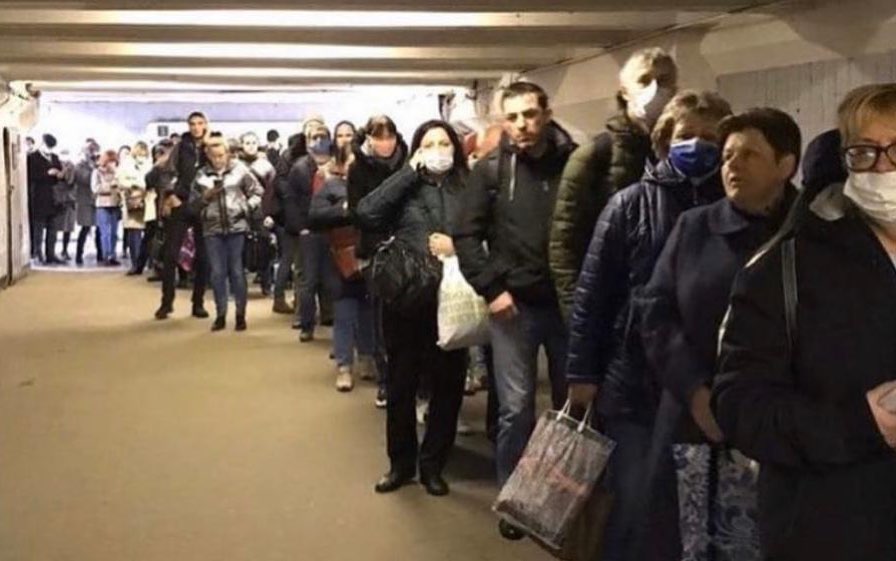 Сергей Шнуров посвятил стих очередям в московском метро во время пандемии коронавируса