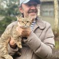 Сергей Шнуров с котиком, портрет, 2020 год, апрель
