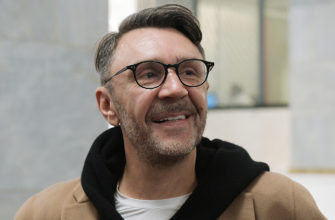 Сергей Шнуров, портрет, 2020 год. Музыкант Сергей Шнуров в очках