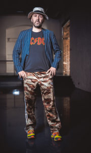 Сергей Шнуров в шляпе, пиджаке, спортивных штанах Adidas, кроссовках Asics. 2015 год, фотография в полный рост