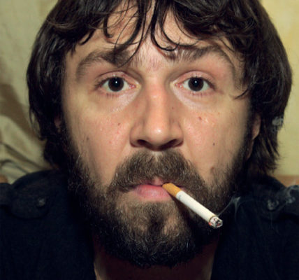 Сергей Шнуров, группа Рубль, портрет с сигаретой, 2008 год