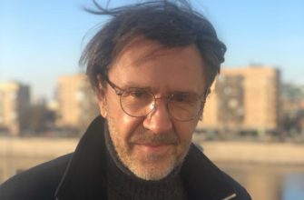 Сергей Шнуров в очках, портрет, 2020 год