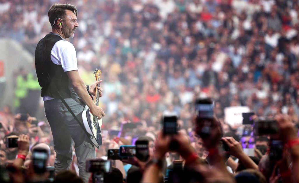 Сергей Шнуров во время выступления на концерте прощального тура группы "Ленинград" на стадионе "Открытие Арена", июль 2019 года