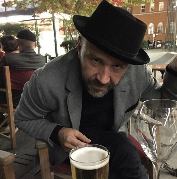 Сергей Шнуров пьёт пиво в Мюнхене 2014 год