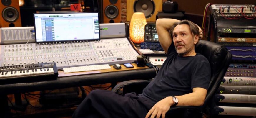 Сергей Шнуров на студии звукозаписи. 2020 год