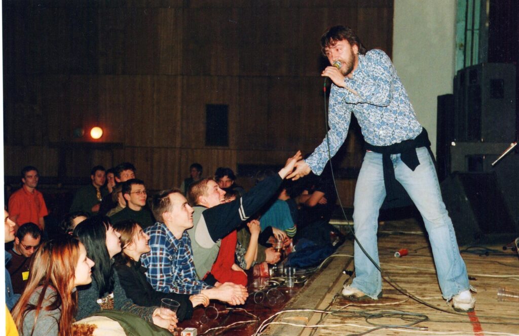 Сергей Шнуров выступил на фестивале «Дебошир Фильм Фестиваль - Чистые грезы IV» (6-9 Ноября 2001)