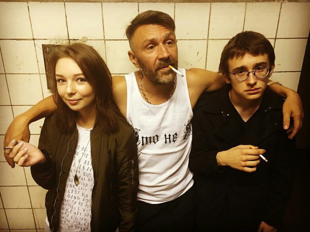 Сергей Шнуров курит со своими детьми Аполлон и Серафима
