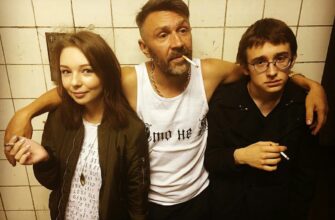 Сергей Шнуров курит со своими детьми Аполлон и Серафима